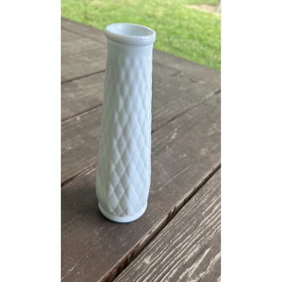 Vintage EO BRODY CO 9" White Milk Glass Bud Vase USA.Thatch Pattern RARE - Picture 1 of 1